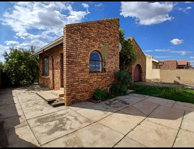 3 BEDROOM HOUSE FOR SALE IN SEBOKENG ZONE 17